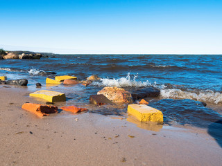 Kamienie i cegły w morzu