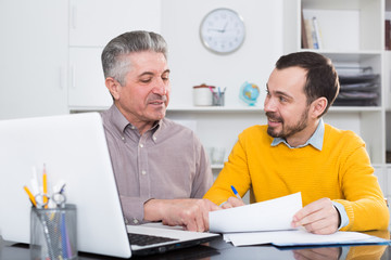 Obraz premium Adult man and agent discuss contract