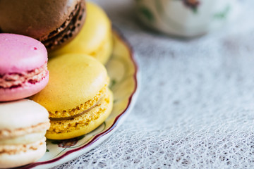 Close up sur des macarons colorés dans une coupelle
