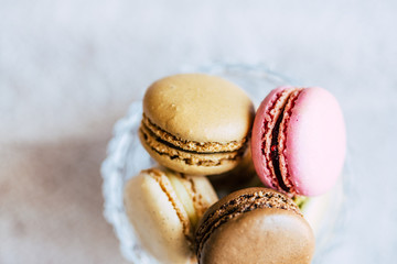 Bol avec des macarons français colorés