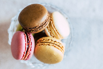Bol avec des macarons français colorés