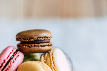 Close up sur un macaron au chocolat
