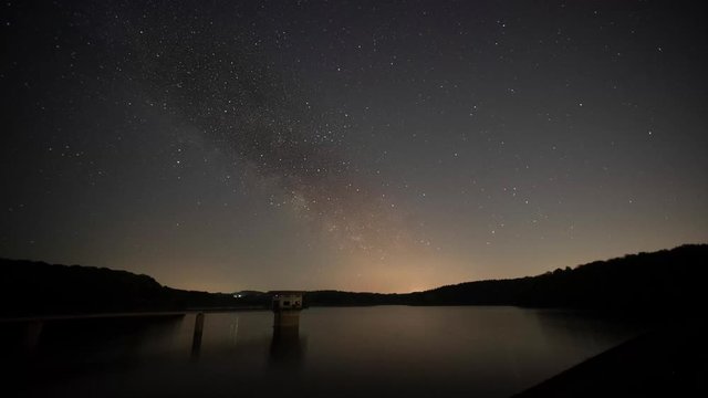 Timelapse Milchstra&szlig;e &uuml;ber Dh&uuml;ntalsperre