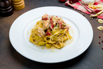 Pasta with chicken and sun-dried tomatoes