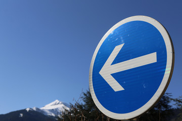 Panneau de signalisation indiquant la direction &agrave; prendre. Mont-Joux. Alpes fran&ccedil;aises.