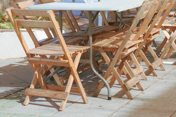 Sillas de madera plegables. Tradicionales sillas usadas en las fiestas populares al aire libre en...
