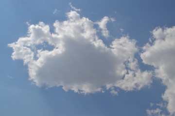 Cielo azul con nubes blancas en una tarde de sol