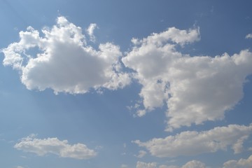 Cielo azul con nubes blancas en una tarde de sol