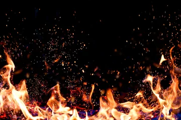 Foto op Aluminium Vlammen van vuur op een donkere achtergrond. Kopieer ruimte, plaats voor tekst. © innafoto2017