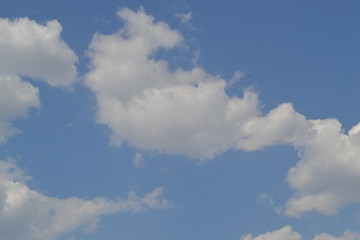 Cielo azul con nubes blancas en una tarde de sol