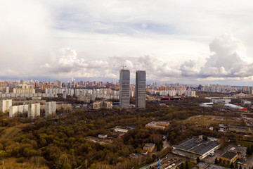 Obraz premium industrial views of a big city at sunset filmed from a drone