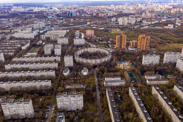 Obraz premium industrial views of a big city at sunset filmed from a drone