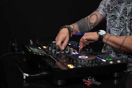 DJ TOCANDO MUSICA EN UN BAR 