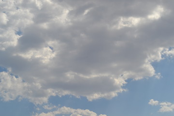 Cielo azul con nubes blancas en una tarde de sol