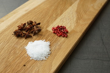 rote beeren, Meersalz, Sternanis auf Holz © Markus