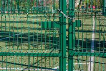 Zamknięta brama na boisko sportowe © mirame111