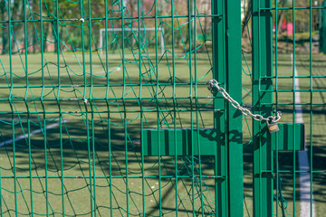 Zamknięta brama na boisko sportowe © mirame111