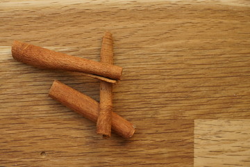Zimtstangen auf Holz
