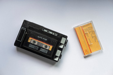 Radio cassette vintage con cinta amarilla