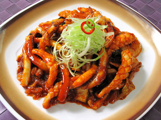 한국의 해산물 요리 매운 오징어볶음