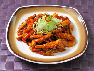 한국의 해산물 요리 매운 오징어볶음