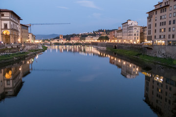Obraz premium Arno River illuminated at night