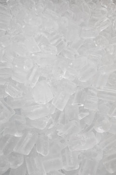 Ice cubes for cold drinks, Rotation of ice cubes from crystal clear water