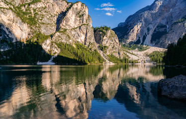 Braies Lake or Pragser Wildsee in the Fanes-Sennes-Prags natural park. Mountain lake in the dolomites of South Tyrol or Sudtirol. A beautiful sunny day, a relaxing landscape with bright colors. Italy. - obrazy, fototapety, plakaty