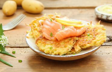 Kartoffelpuffer Puffer Reibekuchen mit Lachs Räucherlachs Rösti