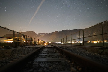 Eisenbahnschine bei Nacht 