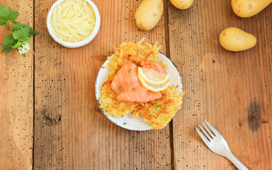 Kartoffelrösti mit Lachs Räucherlachs Rösti Fisch Zitrone