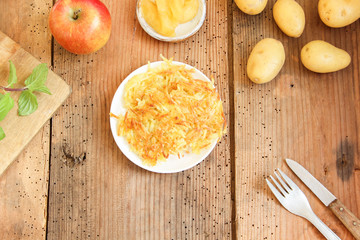 Kartoffelpuffer Reibekuchen Rösti Kartoffelrösti Puffer mit Apfel Apfelstücke Apfelmus
