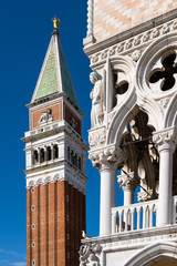 Piazza San Marco a Venezia con campanile e duomo - obrazy, fototapety, plakaty