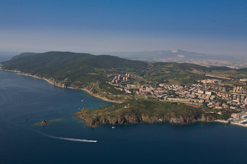 vista dall'alto  costa rocciosa con mare blu