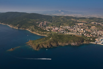 vista dall'alto  costa rocciosa con mare blu