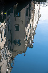 Riflessi di palazzi sull'acqua a Venezia