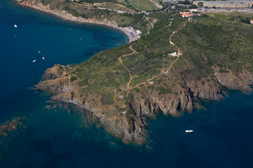 vista dall'alto  costa rocciosa con mare blu