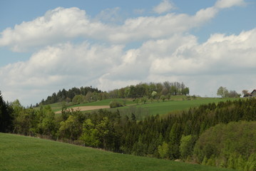 Obraz premium Wiesen und Wälder im Bergland