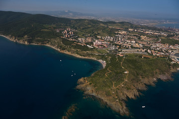 Fototapeta premium vista dall'alto costa rocciosa con mare blu