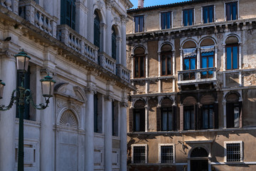 Fototapeta na wymiar Monumenti e palazzi antichi a Venezia