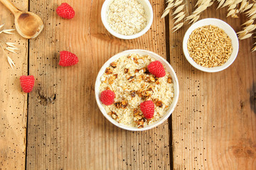 Porridge Haferbrei Haferflocken Hafer Brei Flocken mit Himbeeren Frühstück 