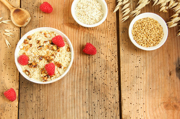 Haferflocken Müsli Haferbrei Porridge mit Himbeeren Portion Frühstück