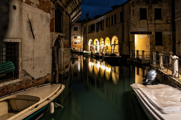 Fototapeta na wymiar Calli di Venezia di notte 