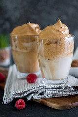 Veganer Dalgona Coffee mit Pflanzendrink und Eiswürfeln