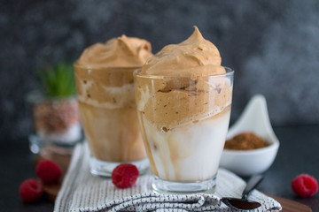 Veganer Dalgona Coffee mit Pflanzendrink und Eiswürfeln