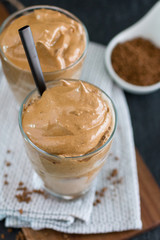 Veganer Dalgona Coffee mit Pflanzendrink und Eiswürfeln