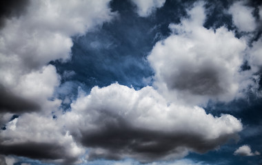 Obraz premium Dark blue sky with white clouds