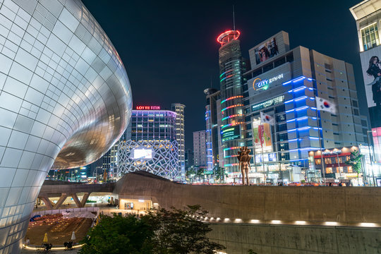 SEOUL, SOUTH KOREA - JUN 29, 2018 : Dongdaemun Design Plaza (DDP) is one of the top tourist attractions with Seoul city skyline at night