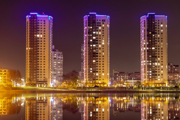 Obraz na płótnie Canvas Night city Kiev is reflected in the water.