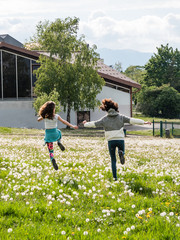 Enfants courant en ville apr&egrave;s un confinement